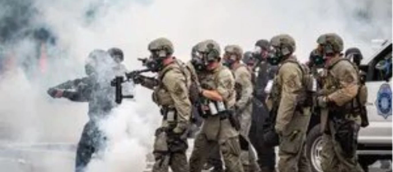 Επέμβαση των δυνάμεων ασφαλείας στο Καπιτώλιο με δακρυγόνα για να αποχωρήσουν οι διαδηλωτές